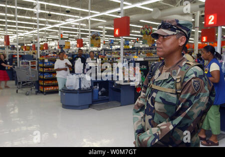 U.S. Army Staff Sgt. Janise Verwalter von Raleigh, N.C., bewacht eine Wal-Mart Stores in Hammond, LA, on Sept. 9, 2005, Plünderungen zu verhindern. Steward und 300 andere North Carolina der Nationalgarde wurden in den aktiven Dienst berufen zu unterstützen Gemeinsame Task Force Katrina, eine humanitäre Hilfe Betriebs-LED in Verbindung mit der Federal Emergency Management Agency. (UPI Foto/Brian E. Christiansen/USAF) Stockfoto