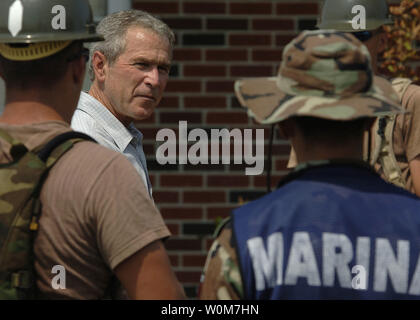 Präsident Bush Adressen Seabees von Naval Mobile Konstruktion Bataillon (NMCB-1) und Marines aus der Bundesrepublik Mexiko, auf die Aufraeumarbeiten an der 28. Straße Grundschule am 12. September 2005 in Gulfport, LA. (UPI Fotos/Thomas Coffelt/Marine) Stockfoto