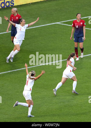 England Spieler feiern ihren ersten Seiten Ziel des Spiels zählte von Jill Scott (nicht abgebildet) während die FIFA Frauen-WM, Viertelfinale in Stade Oceane, Le Havre, Frankreich. Stockfoto