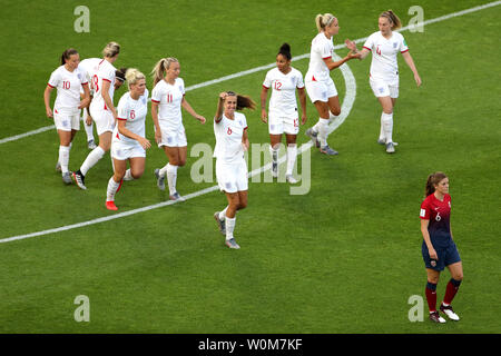 England Spieler feiern ihren ersten Seiten Ziel des Spiels zählte von Jill Scott (Mitte) während die FIFA Frauen-WM, Viertelfinale in Stade Oceane, Le Havre, Frankreich. Stockfoto