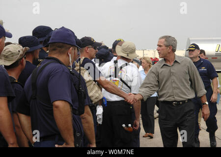 Präsident George W. Bush und der Coast Guard Adm. Thad Allen besuchen Sie mit der Küstenwache und der Joint Task Force Mitarbeiter einen Aufenthaltsort für Hurrikan Rita Antwort in Lake Charles, La., Sept. 27, 2005. (UPI Foto/Mariana O'Leary/Küstenwache) Stockfoto