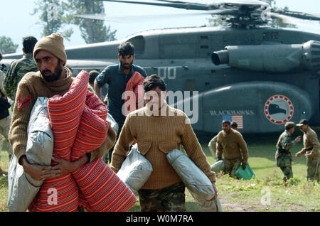 Pakistanische Soldaten entladen Hilfsgüter aus einem U.S. Navy MH-53E Sea Stallion Hubschrauber in einem abgelegenen Dorf im Norden von Pakistan am 17. Oktober 2005. Die Regierung der Vereinigten Staaten ist die Teilnahme an einer multinationalen humanitären Hilfe und Support, um Hilfe für die Opfer des verheerenden Erdbebens, das die Region am 8. Oktober 2005 schlug zu bringen. Zwei Millionen Menschen sind obdachlos Nach dem Erdbeben getötet, dass mehr als 35.000. (UPI Foto/Timothy Smith/U.S. Marine) Stockfoto