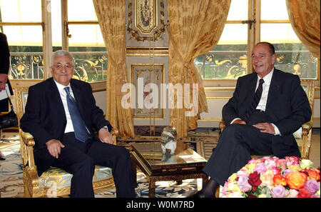 Der palästinensische Präsident Mahmud Abbas (L) trifft mit dem französischen Präsidenten Jacques Chirac in Paris, Frankreich am 17. Oktober 2005. (UPI Foto/Omar Rashidi/PA) Stockfoto