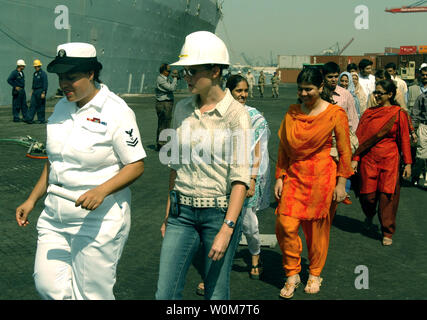 U.S. Navy Journalist 2. Klasse Rebekka Adler führt eine Gruppe von jungen Pakistani für eine Tour des Dock Landung Schiff USS Pearl Harbor in Karatschi, Pakistan am Okt. 24, 2005. Die Vereinigten Staaten sind die Teilnahme an einer multinationalen Unterstützung für die Opfer des Erdbebens in Pakistan vor zwei Wochen fest. (UPI Foto/Tony Spiker/UNS. Marine) Stockfoto