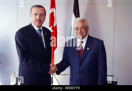 Der palästinensische Präsident Mahmud Abbas (R) trifft sich mit der türkische Ministerpräsident Recep Tayyip Erdogan auf dem Gipfeltreffen Europa-Mittelmeerraum in Barcelona, Spanien am 11. November 2005. Auf dem Gipfel sollen die Beziehungen zwischen der EU und ihren Nachbarn im Mittelmeerraum zu verbessern. (UPI Foto/Omar Rashidi/PPO) Stockfoto