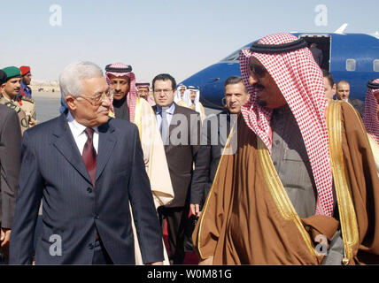 Der Palästinensische Präsident Abbas Mahmous (L) wird von seinem Flugzeug von Prinz Salman Bin Abdulaziz (R), der Gouverneur der Region Riad begleitet, bei einem Besuch in Riad, Saudi-Arabien am 31. Dezember 2005. (UPI Foto/Omar Rashidi/PA) Stockfoto