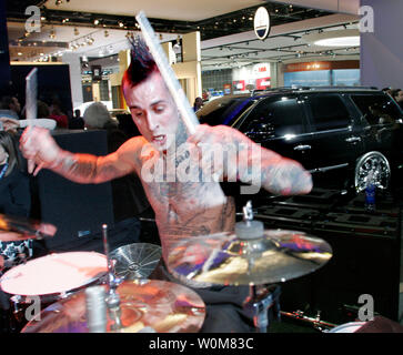 182 Drummer Travis Barker Hämmer weg Blinken auf seinem Drum-kit während der Cadillac Escalade Party auf der North American International Auto Show in Detroit, Michigan, am Sonntag, 8. Januar 2006. Barker, Star der Reality-TV-Show "Meet the Barkers", spielte ein Set mit DJ morgens in die Nähe der neuen 2007 Cadillac Escalade ESV und Escalade EXT. (UPI Foto/Tom Pidgeon/GM) Stockfoto