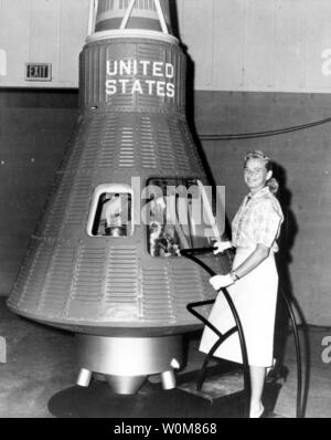 Jerrie Cobb stellt neben einem Quecksilber Raumschiff capsule in einem Undatierten NASA Bild aus den frühen 1960er Jahren. Obwohl sie nie im Raum flog, Cobb, zusammen mit 24 anderen Frauen, machte physische Tests ähnlich denen, die die Mercury Astronauten genommen, was bekannt wurde als die First Lady Astronaut Trainees (flach). Dr. Randy Lovelace, einem NASA-Wissenschaftler, die die offizielle Mercury Programm Systemteste durchgeführt hatte, die Tests an seiner eigenen Klinik ohne offizielle NASA Sanktion ausgeübt. Cobb, führte alle Übungen, Ranking in den Top 2 Prozent der Astronaut Kandidaten. Während sie vereidigt worden war Stockfoto