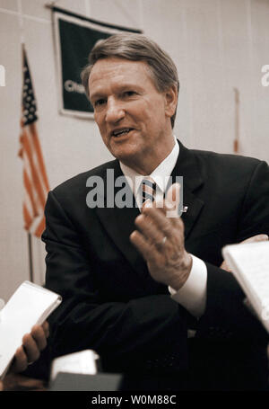 General Motors, Rick Wagoner, Chairman und CEO spricht mit Reportern, nachdem der Großraum Miami, Florida Handelskammer Adressierung in Miami am 18. Februar 2006. (UPI Foto/Richard Sheinwald/GM) Stockfoto