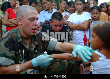 060222-N -4772 B-181 Himbangan, Philippinen (Feb. 22, 2006) - Hospital Corpsman 2. Klasse Eric Schaefer behandelt ein junges Mädchen in dem kleinen Fischerdorf Himbangan, Philippinen, 22. Februar 2006. Dies war Teil der humanitären Hilfe und Katastrophenhilfe vom 31. Marine Expeditionary Unit (MEU) für die Opfer des verheerenden Erdrutsch. UPI Foto/Brian S. Biller/US-Navy) Stockfoto