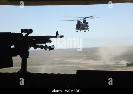 United States Army Soldaten der C Company 3 Bataillon 187 Infanterie Regiment, 101st Division verlassen Sie eine Armee CH-47 Chinook Hubschrauber zur Unterstützung der Operation Swarmer auf März. 16., 2006. (UPI Foto/Shawn Hussong/U.S. Marine) Stockfoto