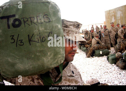 Staff Sgt. Ronnie Torres, ein 29-Jährige platoon Sergeant von Kilo Unternehmen, 3.BATAILLON, 3. Marine Regiment, aus der Kaneohe Bay, Hawaii, trägt seine Meer Tasche in seine Hütte nach der Ankunft auf dem US-Militaerstuetzpunkt in Al Asad, Irak, 17. März 2006. Nur acht Monate nach ihrem Einsatz in Afghanistan, die Hawaii - Marines haben zogen ihre Basis in Hawaii für einen 7-monatigen Einsatz zur Unterstützung der Operation Iraqi Freedom. (UPI Foto/Sgt. Roe F. Seigle/USMC) Stockfoto