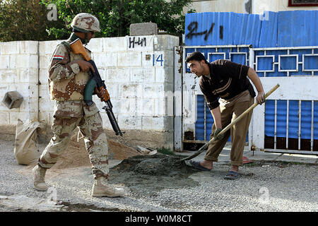 Eine irakische Armee Soldat grüßt ein Bürger in der Stadt Ubayde, Irak, in der westlichen Provinz Al Anbar, während ein Security Patrol mit Marines aus tierischen Gesellschaft, 1.BATAILLON, 7. Marine Regiment, 20. März 2006. (UPI Foto/Cpl. Antonio Rosas/USMC) Stockfoto