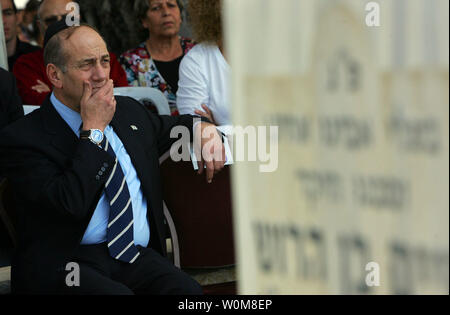 Israels amtierender Premierminister Ehud Olmert ist hinter einem Grabstein während einer Trauerfeier für den Verstorbenen der israelische Präsident Ezer Weizman am ersten Jahrestag seines Todes April 10, 2006 gesehen an seinem Grabe in der nördlichen Israelischen Stadt oder Akiva. (UPI Foto/David Silverman/Pool) Stockfoto