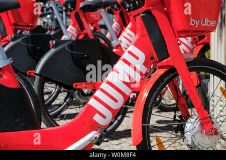 Berlin, Deutschland - Juni, 2019: Elektrofahrrad das Fahrrad, Springen von UBER auf Bürgersteig in Berlin, Deutschland Stockfoto