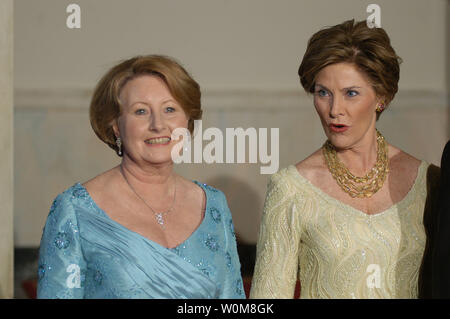 Frau Janette Howard (L) und First Lady Laura Bush Posieren für Bilder im Foyer des Weißen Hauses am 16. Mai 2006. Die bilder wurden vor der offiziellen White House Dinner in der Premierminister von Australien's Ehren gehalten. (UPI Foto/Evan Sisley) Stockfoto