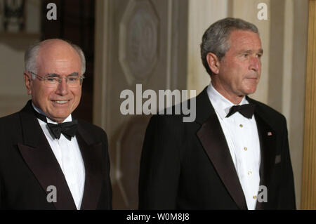 Premierminister von Australien John Howard und Präsident George W. Bush stellen für Bilder im Foyer des Weißen Hauses am 16. Mai 2006. Die bilder wurden vor der offiziellen White House Dinner in der Premierminister von Australien's Ehren gehalten. (UPI Foto/Evan Sisley) Stockfoto