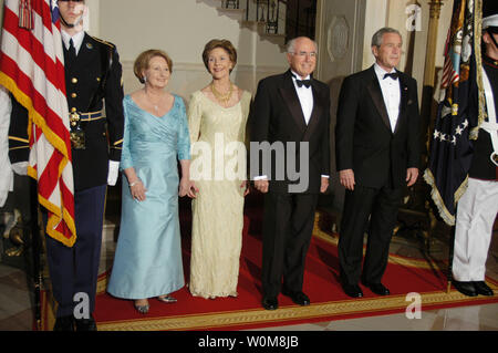 (L-R) Frau Janette Howard, First Lady Laura Bush, dem Premierminister von Australien John Howard, und Präsident George W. Bush stellen für Bilder im Foyer des Weißen Hauses am 16. Mai 2006. Die bilder wurden vor der offiziellen White House Dinner in der Premierminister von Australien's Ehren gehalten. (UPI Foto/Evan Sisley) Stockfoto