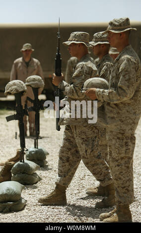 Marines bereiten die Memorial Marker für zwei Marines und einem Seemann, der ihr Leben verloren, während die Durchführung von Security Operations in einem Dorf in der Nähe der Iraq-Syria Grenze. Ihr Fahrzeug schlug eine Mine auf eine der Regionen gefährliche Straßen: 11. Juni 2006. Die drei Soldaten von Waffen Firma, 1 Battalion, 7th Marine Regiment waren eine Gedenkfeier zum 14. Juni 2006, im Outpost gegeben; Marines nennen sie "Schlacht", wo die Männer neben irakischen Soldaten gearbeitet. Lance Cpl. Brent B. Zoucha, 19, ein mortarman von Clarks, eds., Lance Cpl. Salvador Guerrero, 21, ein mortarman von Whittier, Kalifornien Stockfoto