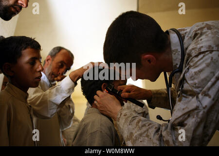 Marinesoldaten und Matrosen aus der Neunundzwanzig Palmen, Calif.-based 1st Battalion, 7th Marine Regiment, zusammen mit einer Handvoll von irakischen Soldaten, zwei Tage von medizinischen Auswertungen bereitgestellt, um die Bürger über die kleinen Dörfer entlang der Iraqi-Syrian Grenze in der westlichen Provinz Al Anbar, Juni 10-11, 2006. Die Operation war der erste seiner Art in dem Gebiet, in dem irakischen Soldaten und Marines Verhalten täglich Sicherheitspatrouillen, aussortieren Aufständischen und der Improvised Explosive Devices Terroristen Anlage neben dem Irak Fahrbahnen. Hier, Marine Petty Officer 2. Klasse Michael Christoforo, eine 32-Jährige aus St. Marys, Ga. Stockfoto