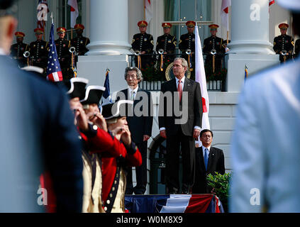 US-Präsident George W. Bush nimmt an einer begrüßungszeremonie für Japans Premier Junichiro Koizumi im Süden Rasen des Weißen Hauses in Washington, DC, am Donnerstag, 29. Juni 2006. (UPI Foto/Katie Falkenberg/CNP) Stockfoto