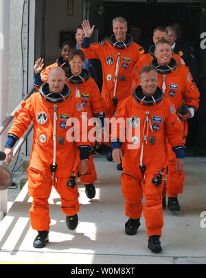 Commander Steven Lindsey (R) und Pilot Mark Kelly (L) führen Mission Spezialisten Lisa Nowak (2. Zeile, L), Michael Fossum (2. Zeile, R), Stephanie Wilson (3. Reihe, L), Piers Sellers, von England (3. Reihe, R) und Thomas Reiter (hinten) von Deutschland, gehen Sie aus dem Betrieb und Kasse Gebäude an Bord des NASA Astro-van der Space Shuttle Discovery zur Mission STS-121 in Cape Canaveral, Florida am 1. Juli 2006 an. (UPI Foto/Pat Benic) Stockfoto