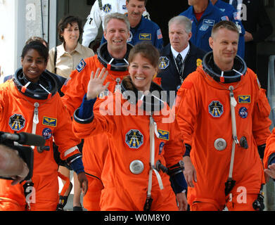 Astronaut Mission Spezialisten Lisa Nowak (C), Wellen, betritt sie mit Stephanie Wilson (L), Piers Sellers, von England (R) und Thomas Reiter (hinten) von Deutschland aus den Operationen und Kasse Gebäude an Bord des NASA Astro-van der Space Shuttle Discovery zur Mission STS-121 in Cape Canaveral, Florida am 1. Juli 2006 an. (UPI Foto/Pat Benic) Stockfoto