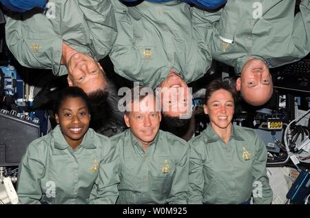 Die STS-121 Crew versammeln sich für eine In-flight crew Foto im Schicksal Labor der Internationalen Raumstation während des Fluges Tag 6 Am 9. Juli 2006. Von links (unten) sind Astronauten Stephanie D. Wilson, Mission Specialist; Steven W. Lindsey, Commander, und Lisa M. Nowak, Mission Specialist. Von links (oben) sind die Astronauten Piers J. Verkäufer, Michael E. Fossum, beide mission Spezialisten; und Mark E. Kelly, Pilot. Foto veröffentlicht am 13. Juli 2006. (UPI Foto/NASA) Stockfoto