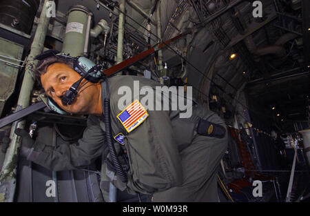 Us Air National Guard Chief Master Sgt. Chris Santer, load master, 192Nd Airlift Squadron, Reno, Nevada, blickt der Rampe, während ein anderes C-130 Hercules gesichert werden, die an der PATRIOT 2006, Knaack, WI., Mittwoch, 19. Juli 2006. PATRIOT ist der Premier National Guard Bureau geförderten gemeinsamen Übung. Diese Übung erhöht die warfighting Fähigkeiten der National Guard, Reserve, und aktive Komponenten der Luftwaffe und der Armee. Zusätzlich, kanadischen, Britischen und Niederländischen Kräfte beteiligt sind, die kombinierte Wirksamkeit. (UPI Foto/Robert A. Whitehead/USAF) Stockfoto