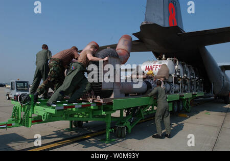 Flieger zum 145. Airlift Wing, North Carolina Air National Guard in Charlotte, N.C., zugeordnet zu drücken, um eine Modulare luftgestützten Brandbekämpfung System (MAFFS) auf eine C-130 Hercules am Mittwoch, den 19. Juli 2006. Die MAFFS Mission stattet C-130 mit einer Brandbekämpfung Apparat, in den Laderaum des Flugzeugs geladen wird. Die MAFFS Einheit selbst ist eine Reihe von unter Druck stehender Behälter mit einem Fassungsvermögen von 3.000 Liter schwer entflammbare Flüssigkeit Phos-Chek genannt. Unter der Regie von bodencrews und führte zu der Brandstelle durch eine U.S. Forest Service führen, Flugzeug, Flugzeuge MAFFS drop entflammbar entlang der Vorderkante eines Feuers zu b Stockfoto