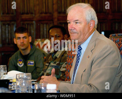 Der Herr Abgeordnete Michael W. Wynne, Sekretär der Air Force, spricht mit dem Team Mildenhall 2. Quartal Preisträger beim Frühstück am Tor Speisesaal am Mittwoch, 19. Juli 2006. Die Gewinner werden aus den 100 Mission Support Group, 100 Maintenance Group, 488Th Intelligence Squadron, und 727 Air Mobility Squadron. Sekretär Wynne und seine Frau Barbara, besuchte RAF Mildenhall als Teil einer größeren Tour durch England. Es war der erste Besuch der Basis seit er seinen Posten im November 2005. Während hier, Sekretär Wynne hatten die Gelegenheit über base-issu zu erfahren Stockfoto