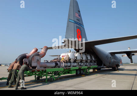 Flieger von 145 Airlift Wing der North Carolina der Air National Guard ein modulares luftgestützten Brandbekämpfung System auf eine C-130 Hercules drücken. Das System ist eine Reihe von unter Druck stehender Behälter mit einem Fassungsvermögen von 3.000 Liter schwer entflammbare Flüssigkeit. Die entflammbar ist entlang der Vorderkante eines Brandes die Ausbreitung der Flammen zu blockieren. (UPI Foto/Brian E. Christiansen/USAF) Stockfoto