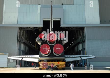 Atlantis gleitet in die offenen Türen in das Vehicle Assembly Building in die umsetzgang, Abschluss der Rollover aus dem Orbiter Processing Facility am 24. Juli 2006 In der VAB, die Sonde wird in den hohen Schacht 3 zur Verbindung mit dem externen Tank und Solid Rocket Booster angehoben werden. Atlantis' Startfenster beginnt 12.08.28. Während seiner 11-tägigen Mission zur Internationalen Raumstation, die STS-115 Crew von sechs Astronauten wird der Port 3/4 Truss Segment mit zwei großen Solaranlagen installieren. (UPI Foto/Charisse Nahser/NASA) Stockfoto