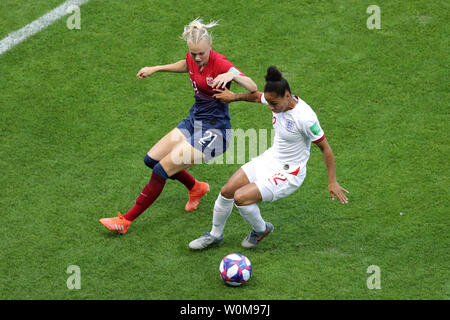 Norwegens Karina Saevik (links) und England's Demi schürt Kampf um den Ball während der FIFA Frauen-WM-Viertelfinale in Stade Oceane, Le Havre, Frankreich. Stockfoto