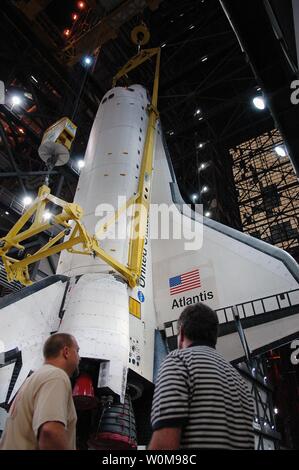 Im umsetzgang der Vehicle Assembly Building, einem Kran und Sling ist bereit, Atlantis zum Stapeln mit dem externen Tank und Solid Rocket Booster bereits auf dem Mobile Launcher Plattform am 24. Juli 2006 installiert in Schacht 3 zu heben. Nach der Paarung mit dem externen Tank und Booster, Atlantis wird ein Shuttle interface Test und andere prelaunch Bearbeitung unterzogen werden. Atlantis' Startfenster beginnt 12.08.28. Während seiner 11-tägigen Mission zur Internationalen Raumstation, die STS-115 Crew von sechs Astronauten wird der Bau der Station fahren und ihre Ladung installieren, wird der Port 3 / Stockfoto