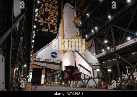 Nach in eine vertikale Stellung angehoben wird, Atlantis hängt, mehrere Meter über dem Boden der Umsetzgang im Vehicle Assembly Building am 24. Juli 2006 ausgesetzt. Die Sonde wird weiter in die Bucht 3 für Stacking mit den externen Tank und Solid Rocket Booster bereits auf dem Mobile Launcher Plattform angehoben werden. Nach der Paarung mit dem externen Tank und Booster, Atlantis wird ein Shuttle interface Test und andere prelaunch Bearbeitung unterzogen werden. Atlantis' Startfenster beginnt 12.08.28. Während seiner 11-tägigen Mission zur Internationalen Raumstation, die STS-115 Crew von sechs Astronauten wil Stockfoto