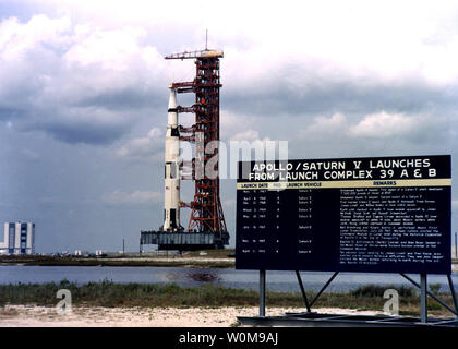 Die Apollo 15 Saturn V auf Pad 39A folgenden Rollout am 11. Mai 1971. Apollo 15 startete heute vor 35 Jahren am 26. Juli 1971, um 9:34 Uhr EDT vom Kennedy Space Center. Alfred worden war die Mission Modul Pilot. (UPI Foto/NASA) Stockfoto