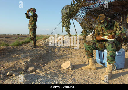 Cpl. Javin Morton (rechts) zieht ein Raster Skizze seiner Website am 30. Juli 2006 US Border Patrol-Agenten Beihilfe, wenn Sie zu seiner Lage an der US-mexikanischen Grenze in San Luis genannt sind, Ariz Morton ist einer von über 200 North Carolina National Guard Soldaten, die an die 1-252 kombinierte Waffen Bataillon, North Carolina Army National Guard zugeordnet sind. Die Soldaten sind derzeit Hier für Ihre jährliche Weiterbildung eingesetzt und Arbeiten mit US Border Patrol zur Unterstützung der Operation Jump Start beobachten der südlichen US-Grenze. (UPI Foto/Brian E. Christiansen/US National Guard) Stockfoto