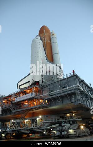 Auf der Mobile Launcher Plattform, Space Shuttle Atlantis ist auf seine langsame Einführung für Launch Pad 39B im Kennedy Space Center am 2. August 2006. Die erste Bewegung aus der Vehicle Assembly Building war 1:05 Uhr über die langsame Geschwindigkeit von der Crawler ergibt eine 6-stündige Wanderung auf dem Pad ca. 4 km entfernt. Atlantis' Startfenster beginnt 27.08.2007 für einen 11-tägigen Mission zur Internationalen Raumstation. Die STS-115 Crew von sechs Astronauten wird der Bau der Station fahren und ihre Ladung installieren, der Port 3/4 Truss Segment mit zwei großen Solaranlagen. (UPI Foto/Troy Cryder/NASA Stockfoto