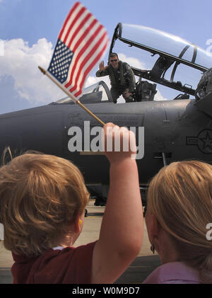 Aimee Hemmingsen, rechts, hält Ihren 3-jährigen Sohn Mitchell als er Wellen eine amerikanische Flagge beim Warten auf seinen Vater, Kapitän Martin Hemmingsen, unten von seinem F-15E Strike Eagle zu klettern, nach seiner Rückkehr in die Royal Air Force Lakenheath, England, am 28. Juli 2006. Kapitän Hemmingsen, der 492Nd Fighter Squadron, und andere Mitglieder der 48th Fighter Wing bereitgestellt Graf-Isnatievo Air Base, Bulgarien, wo Sie in der Übung eine unmittelbare Reaktion, die am 17. Juli 2006 begonnen. (UPI Foto/Master Sgt. Lance Cheung/USAF) Stockfoto