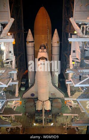 Auf der Mobile Launcher Plattform, Space Shuttle Atlantis beginnt aus der Vehicle Assembly Building rolling zum Launch Pad 39B über die Crawler-Transporter unter im Kennedy Space Center am 2. August 2006. Die erste Bewegung war um 1:05 Uhr über die langsame Geschwindigkeit von der Crawler ergibt eine 6-stündige Wanderung auf dem Pad ca. 4 km entfernt. Atlantis' Startfenster beginnt 27.08.2007 für einen 11-tägigen Mission zur Internationalen Raumstation. Die STS-115 Crew von sechs Astronauten wird der Bau der Station fahren und ihre Ladung installieren, der Port 3/4 Truss Segment mit zwei großen Solar ar Stockfoto