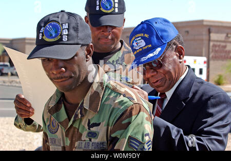 Nach der 944th Tuskegee Airmen Memorial Park Einweihung am Mittwoch, 2. August 2006, dem legendären Tuskegee Airmen Mitglied, Bufford Johnson, von Inland Empire Kapitel, verwendet die von älteren Flieger Jackson seitwärts, von Luke Air Force Base, Ariz., ein Poster zum Autograph während Tech. Sgt. Reginald Prioleau an schaut. Die Einweihung war einer der vielen Veranstaltungen, die während der 35. Tagung der nationalen Tuskegee Airmen Übereinkommen in Phoenix, Ariz (UPI Foto/Lucia Hopkins/USAF) Stockfoto