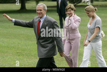 (L - R) US-Präsident George W. Bush kommt mit seiner Frau, die First Lady Laura Bush und ihre Tochter Jenna Bush auf dem Südrasen des Weißen Hauses in Washington, DC am Sonntag, den 20. August 2006. Stockfoto