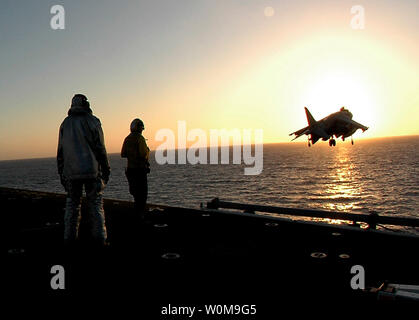 Amphibisches Schiff USS Boxer (LHD4) der Luftfahrt Bootsmann Gehilfen zusehen, wie ein AV-8B Harrier Kampfflugzeug während des Flugbetriebs in den Pazifischen Ozean, am 13. August 2006. (UPI Foto/Noel Danseco/US-Navy) Stockfoto