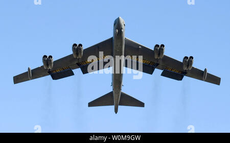 A B-52 Stratofortress zieht aus Minot Air Force Base, N.D. Am 21. August 2006 (UPI Foto/Lanze Cheung/DOD) Stockfoto