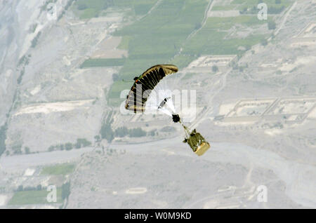 Die neue globale Position Satellit (GPS) geführte Screamer 2K-Bundle, Joint Precision Air Drop System, schwimmt auf den Boden nach Bereitstellung aus einer C-130 Hercules über Afghanistan am 31. August 2006. Der Rückgang wurde von 17.500 Fuß über dem Meeresspiegel. Vier Pakete wurden von der Alaska Air National Guard C-130 zurück. Das System ist so konzipiert, dass Präzision zum lastenabwurf von großen Höhen zur Verfügung zu stellen, wodurch die Gefahr von Kleinwaffen Feuer. Alle vier Pakete an der Drop Zone angekommen, re-Versorgung von Truppen auf dem Boden mit Munition und Wasser. (UPI Foto/Brian Ferguson/USAF) Stockfoto