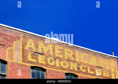 American Legion Club in gelb auf der Seite ein Backsteingebäude in Bisbee, AZ lackiert Stockfoto