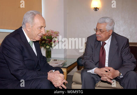 Der palästinensische Präsident Mahmoud Abbas trifft sich mit israelischen Stellvertretenden Ministerpräsidenten Shimon Peres in New York am 21. September 2006. Die Führer sind in den USA für die Generalversammlung der Vereinten Nationen (UPI Foto/Omar Rashidi/Palästinensische Behörde) Stockfoto