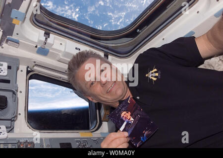 Astronaut Piers Sellers hält ein Foto von Dr. Stephen Hawking an Bord der Discovery während der Mission STS-121 im Juli 2006. Die britische Royal Society ist die Vergabe von Hawking seine renommierten Copley Medaille am 30. November für seine Beiträge zur Theoretischen Physik und theoretische Kosmologie. Das Silber vergoldete Medaille flog am Juli mission Space Shuttle Discovery 2006 zur Internationalen Raumstation. NASA-Administrator Michael Griffin nach London reisen, um die Medaille Präsentation machen. (UPI Foto/NASA) Stockfoto