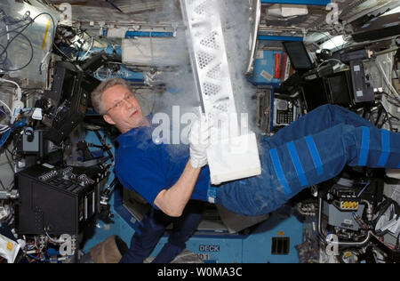 Die Europäische Weltraumorganisation (ESA) Astronaut Thomas Reiter, der STS-116-Mission Specialist, arbeitet mit der passiven Beobachtungsstellen für Experimentelle mikrobieller Systeme in Micro-G (Gedichte) Nutzlast in der Minus 80 Grad Labor Gefrierschrank für ISS (MELFI) im Schicksal Labor der Internationalen Raumstation während Space Shuttle Discovery mit der Station am 19. Dezember 2006 angedockt war. MELFI ist eine niedrige Temperatur Gefrierschrank mit nominalen Betriebstemperaturen von -80, -26 und +4 Grad Celsius, das Experiment Materialien über einen langen Zeitraum erhalten. (UPI Foto/NASA) Stockfoto